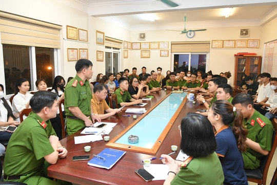 Công an phường Cổ Nhuế 1 ra quân kích hoạt định danh điện tử cho người dân