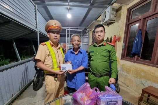 Cụ ông bị xe khách bỏ rơi được CSGT hỗ trợ lộ phí về quê