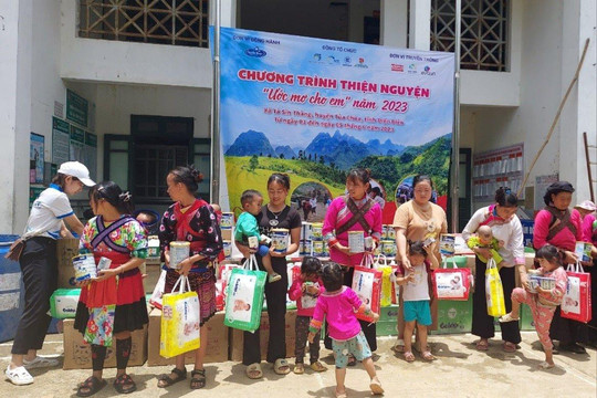 Những tấm lòng mang yêu thương hi vọng tới Tả Sìn Thàng