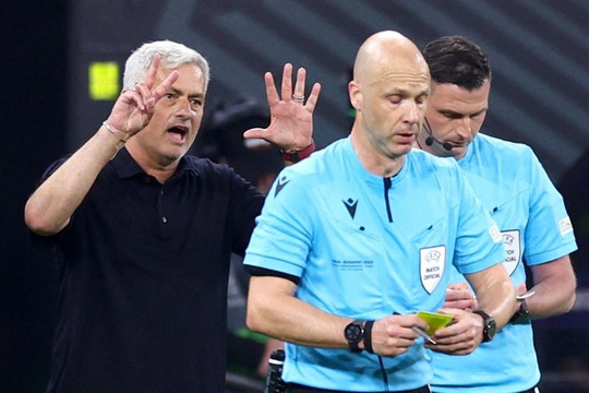UEFA ra án phạt với HLV Jose Mourinho