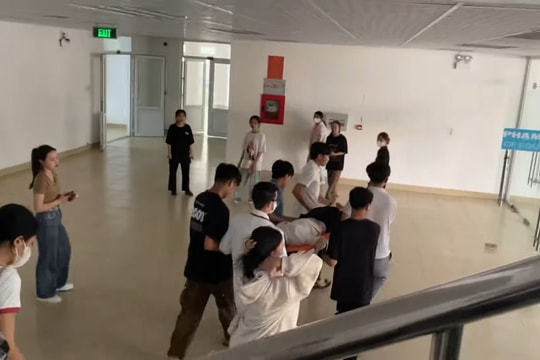 Một nữ sinh bị đột quỵ được đưa đi cấp cứu kịp thời