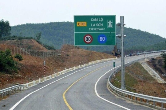 Ô tô khách trên 30 chỗ, xe tải nặng sẽ không được đi vào cao tốc Cam Lộ - La Sơn?