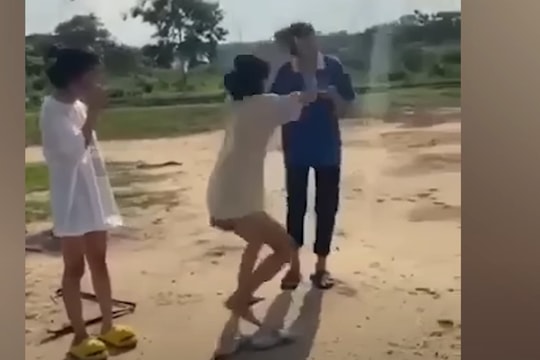 Xác minh vụ hai nữ sinh bị đánh, xé áo giữa kỳ thi lớp 10