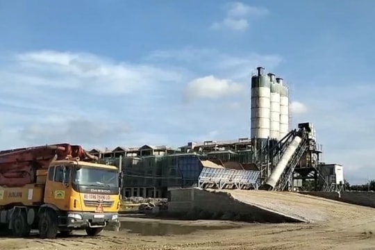 Xử phạt 240 triệu đồng 2 đơn vị dựng trạm bê tông không phép
