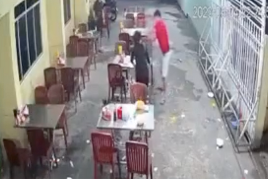 Đánh đập người tình tại quán ăn do ghen tuông