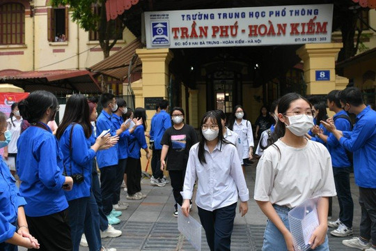 Thí sinh Hà Nội làm thủ tục dự thi vào lớp 10 trong thời tiết khá dễ chịu