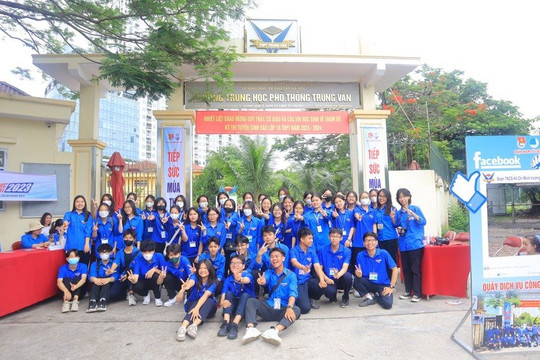 Màu áo xanh tình nguyện hết mình hỗ trợ sĩ tử vượt vũ môn