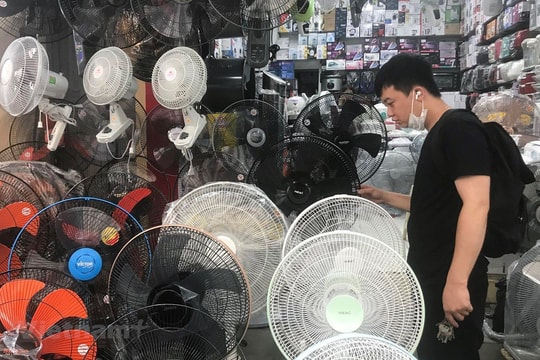 Kiểm soát nạn "chặt chém" giá quạt tích điện, máy phát điện