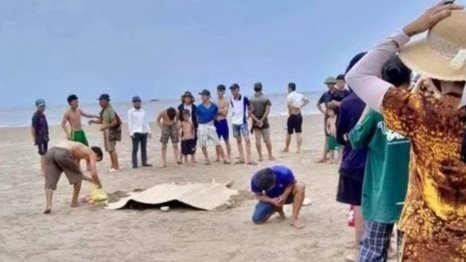 Ba cháu bé đuối nước khi đi tắm biển