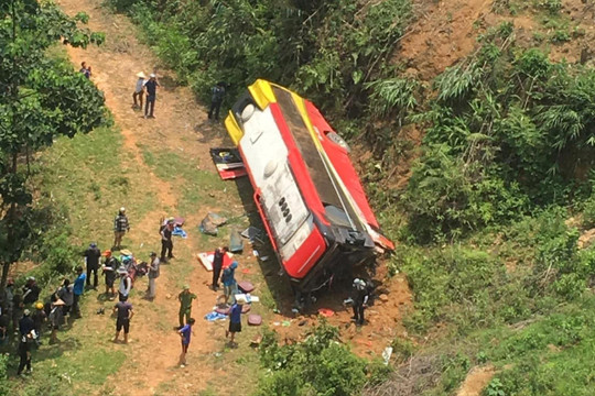 Xe chở du khách nước ngoài lao xuống sườn đồi, nhiều người bị thương
