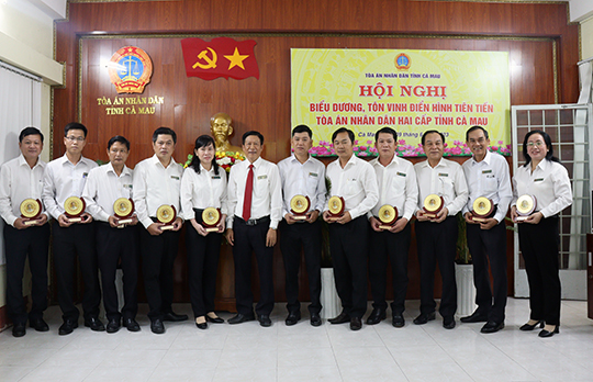 Biểu dương, tôn vinh điển hình tiên tiến TAND hai cấp tỉnh Cà Mau