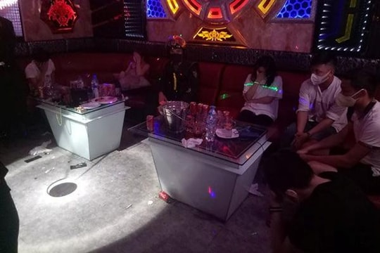 Khởi tố 4 đối tượng tổ chức sử dụng ma túy trong quán karaoke