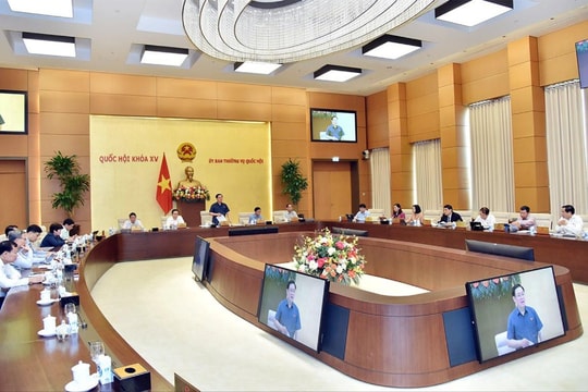 Chủ tịch Quốc hội Vương Đình Huệ chủ trì Phiên họp của Ủy ban Thường vụ Quốc hội