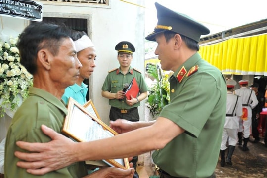 Vụ tấn công trụ sở xã ở Đắk Lắk: Lãnh đạo Bộ Công an và tỉnh Đắk Lắk thăm, viếng các nạn nhân