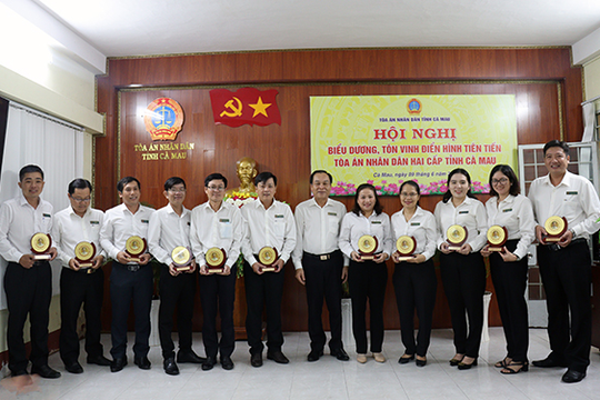 Biểu dương, tôn vinh điển hình tiên tiến TAND hai cấp tỉnh Cà Mau