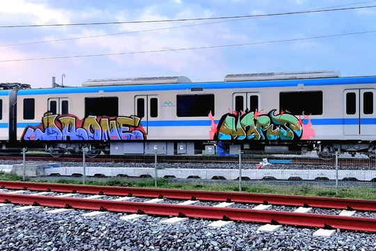 Người nước ngoài vẽ bậy lên tàu Metro