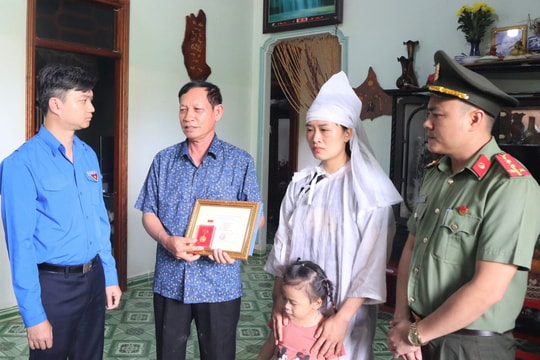Vụ trụ sở xã ở Đắk Lắk bị tấn công: Tặng huy hiệu "Tuổi trẻ dũng cảm" cho 5 cán bộ, chiến sĩ