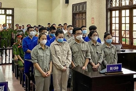 Các bị cáo trong đường dây làm giả giấy tờ lĩnh án