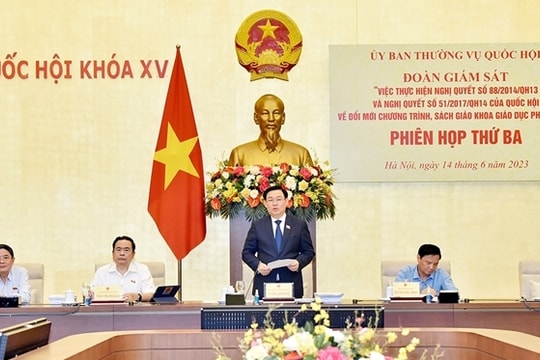 Chủ tịch Quốc hội Vương Đình Huệ chủ trì cuộc làm việc với Đoàn giám sát về đổi mới chương trình, sách giáo khoa