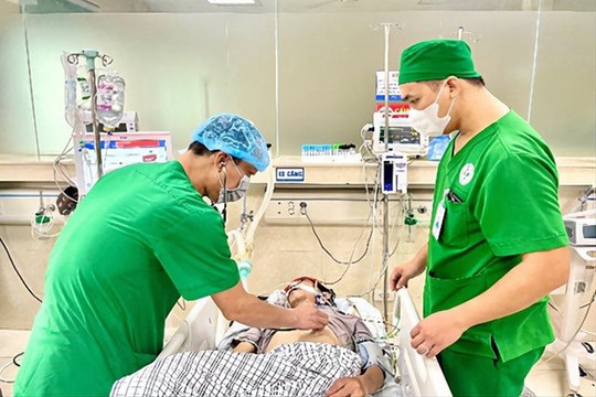 Hôn mê sau 7 ngày chỉ uống rượu, không ăn
