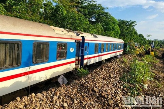 Tàu SE2 trật bánh, đường sắt Bắc-Nam bị gián đoạn