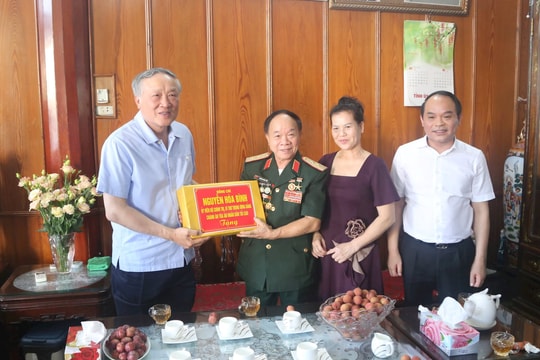 Chánh án TANDTC Nguyễn Hòa Bình thăm, tặng quà gia đình cán bộ Lão thành cách mạng, cán bộ tiền khởi nghĩa