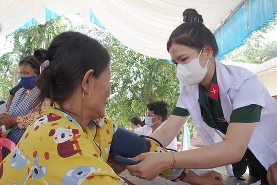 Đoàn bác sĩ Bộ CHQS tỉnh Long An khám chữa bệnh miễn phí cho người dân Campuchia
