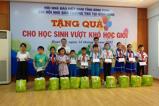 Chi hội Nhà báo thường trú tại Bình Định trao 150 suất quà cho học sinh vượt khó học giỏi