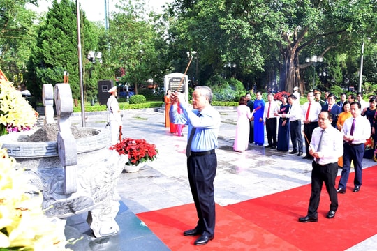 Chánh án TANDTC Nguyễn Hòa Bình dâng hương tại Khuôn viên lưu niệm Chủ tịch Hồ Chí Minh
