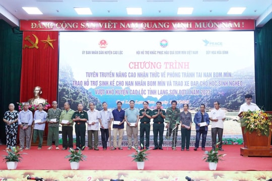 Nhiều phần quà được trao gửi tới nạn nhân bom mìn và học sinh nghèo Lạng Sơn