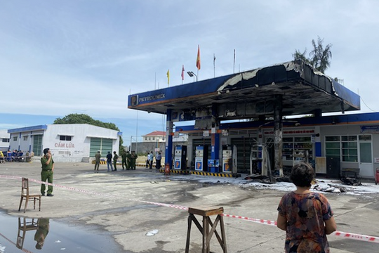 Bình Định: Cây xăng bất ngờ bốc cháy