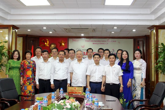 Chánh án TANDTC Nguyễn Hòa Bình chúc mừng các cơ quan báo chí, truyền thông trong hệ thống TAND
