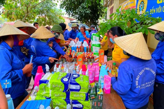 Ấm áp “Phiên chợ giá 0 đồng” hỗ trợ công nhân khó khăn