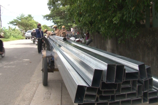 Tuyên truyền ATGT cho hơn 100 đơn vị kinh doanh vật liệu xây dựng tại Huế