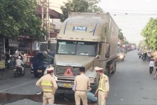 QL38B ùn ứ kéo dài sau va chạm giữa xe máy và xe đầu kéo