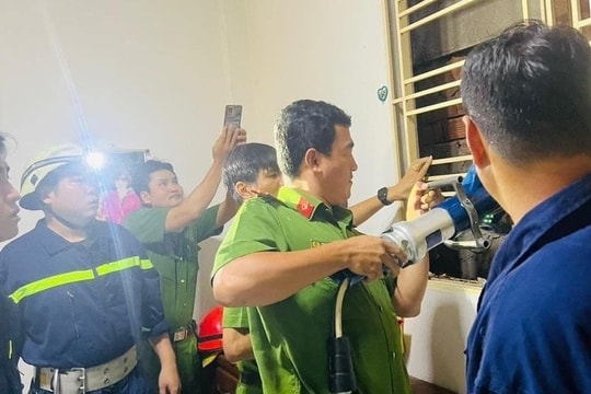 Một phụ nữ mắc kẹt ở khe hở 35cm được cảnh sát cứu
