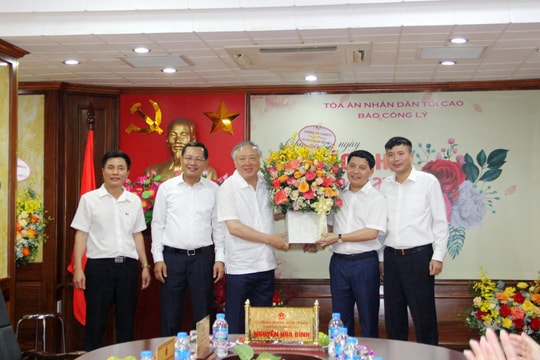 Chánh án TANDTC Nguyễn Hòa Bình chúc mừng các cơ quan báo chí, truyền thông trong hệ thống TAND