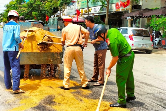 Lực lượng CSGT dọn vết dầu loang cho người dân lưu thông an toàn