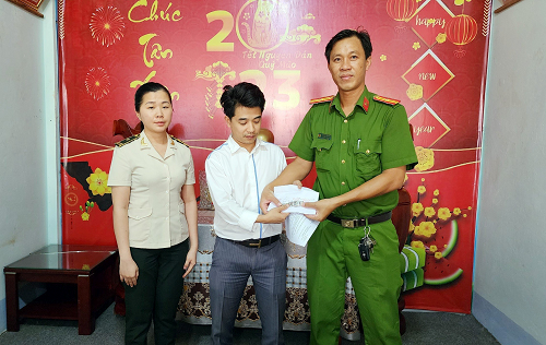 Bàn giao chiếc đồng hồ trị giá gần 280 triệu đồng bị rơi tại Sân bay Phú Quốc