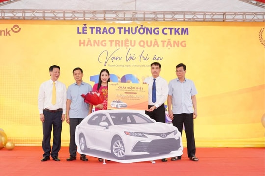 Một khách hàng LPBank Tuyên Quang trúng xe ô tô Toyota Camry