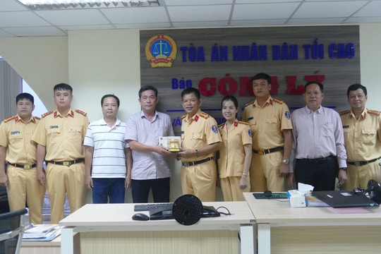 Phòng CSGT TP.HCM chúc mừng Báo Công lý dịp 21/6