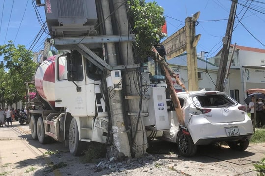 Xe bồn lao qua dải phân cách tông vào trụ điện khiến nhiều nhà dân mất điện