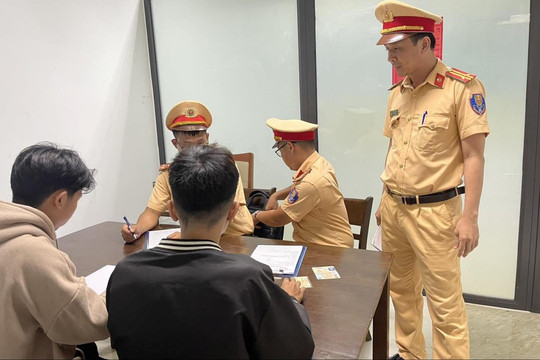 Đà Nẵng: Xử phạt hai thanh niên vượt đèn đỏ dẫn đường xe cứu thương
