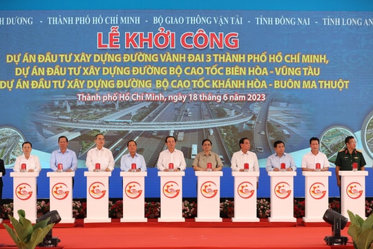 Thủ tướng Phạm Minh Chính bấm nút khởi công 3 dự án cao tốc trọng điểm