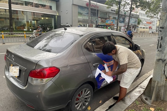 TP.HCM: Phạt nhiều xe ô tô dán quảng cáo sai quy định