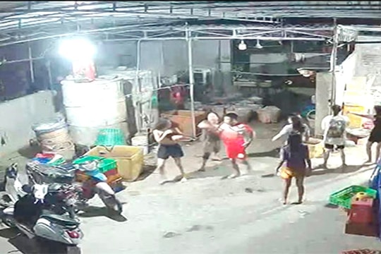 Xông vào nhà lột áo, hành hung thiếu nữ