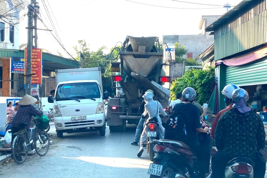 Quảng Ninh: Chợ cóc gây ách tắc giao thông kéo dài nhiều năm