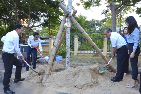 Báo Công lý và PA03 Quảng Ngãi trồng cây xanh tại Trường ĐH Phạm Văn Đồng