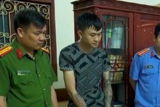 Mang súng đi buôn bán ma túy
