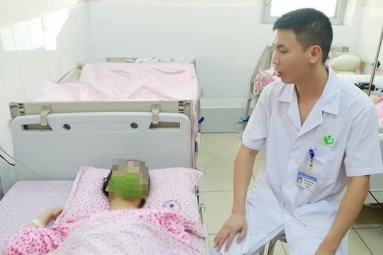 Hy hữu: Mang song thai, một trong một ngoài tử cung
